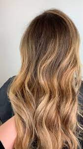 Balyaj saç modelleri özellikle ton seçiminde kendisini göstermektedir. Shadow Root Blonde Blonde Harstil Root 2021 Sari Kahverengi Sac Balyaj Sac Sari Sac Renkleri