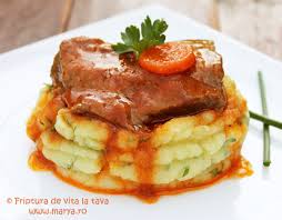 Se pregătesc garniturile de piure sau mix de legume şi se servesc cu friptura de vita în sos dulce picant. Friptura De Vita La Tava Culinar Fripturi Marya Ro