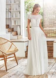 Ampiamente confermati sono il tradizionale abito oggi, è un mood bridal globale ispirato agli anni '70 e all'hippie style che comprende sia il look degli abiti da sposa che la tendenza dell'intero. Collezione Rosa Clara 2020 La Venere Di Berenice