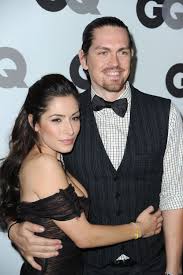 Shameless S Steve Howey And Wife Sarah Shahi Are Expecting Twins Sarah Shahi Steve Howey Expecting Twins