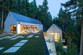 The exterior has a combination of shake siding, wood beams, and large windows giving it great curb appeal. 10 Amazing Lakeside Homes And Retreats