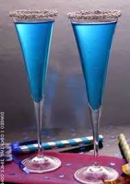 Idee Apero Dans Le Theme Bleu La Soupe De Champagne Ingredients 6 Portions 1 Louche De Cointreau Boisson Alcoolisee Cocktails Champagne Idee Aperitif