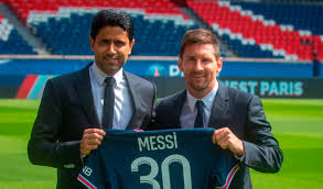 La estrella del fútbol argentino lionel messi saluda a los seguidores cuando llega a su hotel en parís, el martes 10 de agosto. Rrms3r959trjbm