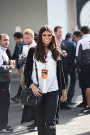 Unter anderem stehen sie bei der startaufstellung und halten die schilder mit den namen der fahrer hoch. Fotostrecke Die Hubschesten Fahrerfrauen Der Formel 1