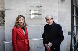 Avocat, universitaire, essayiste et homme politique français, robert badinter s'inscrit au barreau de paris en 1951, il débute sa carrière d'avocat comme collaborateur d'henry torrès. Robert Badinter Rassemble Ses Souvenirs A La Prison De La Sante