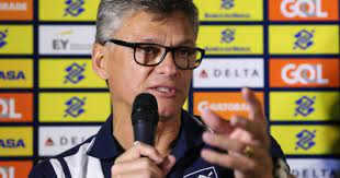 O treinador está internado desde o dia 16 de abril. Renan Dal Zotto Tecnico Da Selecao Masculina De Volei E Entubado Em Hospital Do Rio Gzh