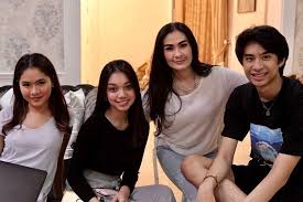 Daftar singkat profil naura meliputi data masa kecil, latar belakang keluarga,. 9 Kedekatan Naura Ayu Dan Keluarga Devano Danendra