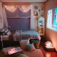 新しく作った タペストリー を飾りました 間違い探しみたいですが 部屋に統一感が出てお気に入りです 私はフェリシモのキットで作っています 初心者でも半日もあれば完成しますよ 既製品にはない温か いお部屋になるので room design bedroom glam