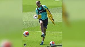 The liverpool ground/stadium the anfield and the everton's ground/stadium the goodison park is approximately very close by. Liverpool Vs Everton Fabinho Dan Naby Keita Diharapkan Bisa Kembali Beraksi Bola Tempo Co