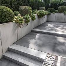 Umbriano Ist Die Harmonische Verbindung Von Natur Und Design Ungefaste Kanten Erinnern An Gesagte Natursteine Neben Vielfal Garten Gartengestaltung Gartenweg