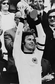 Franz anton beckenbauer (german pronunciation: Franz Beckenbauer Kapitan Der Deutschen Nationalelf Reisst Den Pokal Der Fifa In Die Hohe Die Bundesrepu World Football Franz Beckenbauer Good Soccer Players