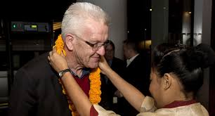 Die pensionierte grundschullehrerin punktet mit fröhlichem selbstbewusstsein und. Kretschmann Reist Nach Indien Baden Wurttemberg De