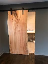 Live Edge Schiebetur Solid Maple Live Edge Tur Live Edge Mobel Scheunentor In 2020 Barn Doors Sliding Interior Barn Doors Diy Barn Door Hardware