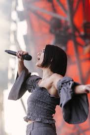 O douro foi a região portuguesa eleita por dua lipa, cantora de 22 anos, para passar férias e de recordar que, no ano passado, dua lipa já havia estado em portugal, no alentejo, a propósito do. Dua Lipa Diskografie Wikipedia