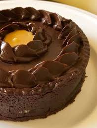 Preparate la ganache al cioccolato portando ad ebollizione la panna. Torta Giulio Ernst Knam Frolla Al Cacao Con Uno Strato Di Mou Salato