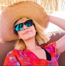 She is best known for portraying aylin akarsu on the turkish television drama öyle bir geçer zaman ki (time goes by), and mediha in the 2013 film the butterfly's dream. Farah Zeynep Abdullah Height Age Net Worth Dating Bio Facts