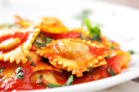 Puoi cucinarle nella loro versione più classica, con ragù e se ami le lasagne, ma per una volta vorresti proporre qualcosa di nuovo, allora la scelta non può che essere tra i cannelloni con ricotta e spinaci e la pasta al forno. Primi Piatti Natalizi Al Forno Mamma Felice