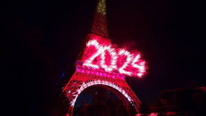 Tiré au pied de la tour eiffel, sur le champs de mars, ce feu d'artifice annuel bénéficie d'un cadre somptueux. Video Revoir Le Feu D Artifice Du 14 Juillet 2017 A La Tour Eiffel Paris