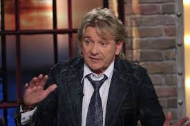 Annyi bizonyos, hogy a színész munka közben lett rosszul, s bár végigjátszotta a darabot, utána azonnal kórházba szállították. O Volt Komar Laszlo Nagy Szerelme Krisztina Az Enekes Halala Utan Furcsa Dolgokat Elt At Hazai Sztar Femina