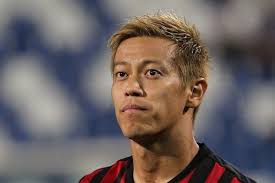本田圭佑 長友佑都の自宅で食事 専属シェフと3ショット 噛みしめたみたいです 笑 メンズ ヘアスタイル 本田圭佑 長友佑都