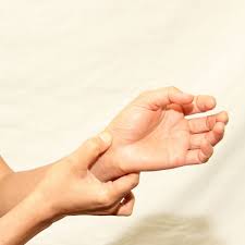 Amorteala la nivelul mainilor se datoreaza suferintei radacinilor nervoase sau a nervilor periferici. Degete Amortite Si Arsuri In Palma Sindromul De Tunel Carpian Poate Fi Sursa Kinetoterapie Iasi Fizioterapie Iasi Kinetoterapeut Iasi Fizioterapeut Iasi Recuperare Iasi