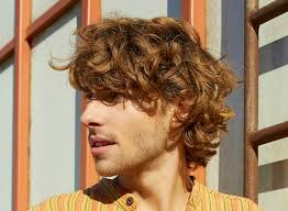 Foto circa giovane con capelli arancioni sopra priorità bassa bianca. Taglio Capelli Uomo 2022 100 Tagli Idee E Tendenze Capelli