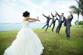 The 22 Craziest And Most Creative Wedding Photos Ever Funny Wedding Photography Silly Wedding Photos Creative Wedding Photo