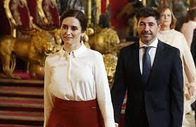 A isabel natividad díaz ayuso le gustó escucharse decir en la campaña para las elecciones regionales que acaba de ganar por goleada con casi el 45 por ciento de los votos que, entre las maravillas que ofrece la vida a la madrileña, está que puedes cambiar de pareja y no volver a. Isabel Diaz Ayuso Rompio Con Su Novio Jairo Alonso Despues De Verano Famosos