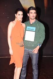 Rumoured Couple Kriti Sanon And Sushant Singh Rajput Posed With Each Other On The Sets Of Sabse Bada Kal Bollywood Outfits Sushant Singh Casual College Outfits