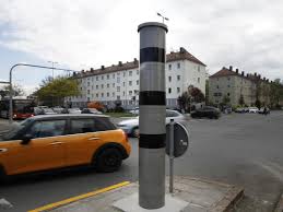 Ab wann blitzt ein blitzer und wann blitzt er nicht mehr. Komplett Uberwacht Neue Blitzer Saule An Scholler Kreuzung Nurnberg Nordbayern