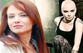 Kanseri yenen oyuncu deniz uğur'un umut veren öyküsü (bana söz ver 4 şubat 2019). Deniz Ugur Da Saclarini Kazitti Magazin Turkiye Haber Ajansi