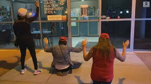 Women Pray Outside Nevada Election Office Video Abc News