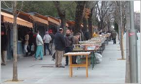 Somos madrid happy people, la guía del ocio madrid y el primer buscador de ocio por parada de metro. La Cuesta De Moyano Turismo Madrid
