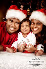 Family Photo Shoot Christmas Couple With Baby Indoor Www Capturedmomentsm Christmas Family Photoshoot Family Christmas Pictures Christmas Family Photos