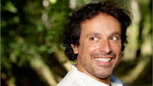 VOICI -Quelque chose m'a marqué" : pourquoi Bruno Salomone a été bluffé par  Corinne Masiero sur le tournage de Boomerang