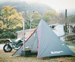 広い前室付きで充実のバイクツーリングソロキャンプを ライダースに嬉しいバイクツーリング仕様の2ルームワンポールテント バイクツーリングキャンプでバイク の積載量に悩んでいるあなたに送る 2ルーム構造のコンパクトなワンポールテントです ワンポール構造を採用