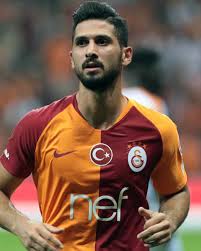 Emre akbaba başarılı form grafiği ile galatasaray takımına transfer olmuş ve tüm dikkatleri üzerine çekmeyi başarmıştır. Emre Akbaba