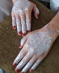Mehndi diracik dan diramu dari daun tumbuhan henna lawsonia inermis. Gambar Henna Pengantin Modern Novocom Top