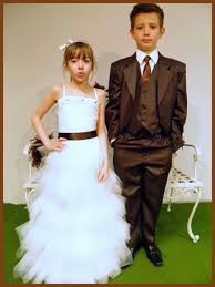Ensuite, le régime légal du mariage, la communauté de bien réduite aux acquêts, est celui qui s'applique à défaut de signature d'un contrat de mariage. Tenue De Mariage Enfant Pour Produire Un Grand Effet Archzine Fr