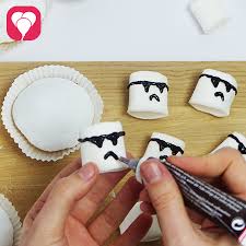 Eier, zucker, salz und vanille in einer großen rührschüssel mit einem schneebesen kurz verrühren. Intergalaktische Star Wars Muffins Backen Balloonas