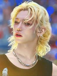 So this is what it is like when you live in a world when Felix has black  hair...my God I'm lost all over again. Look at this man!