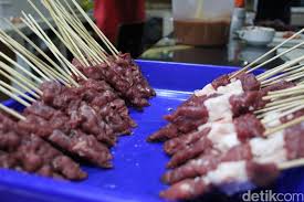 Sate yang juga menjadi hidangan spesial idul adha dan tahun baru ini juga biasanya disajikan dengan dilengkapi acar dari irisan bawang merah, mentimun dan cabai rawit. Ini Kesalahan Yang Paling Sering Dilakukan Saat Bikin Sate Kambing