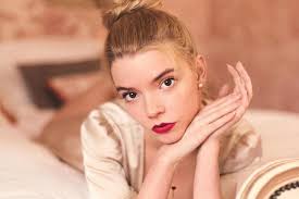 ANYA TAYLOR-JOY, LA ACTRIZ DEL MOMENTO QUE FUE DESCUBIERTA MIENTRAS PASEABA  POR LA CALLE.