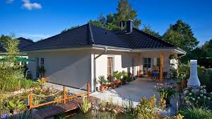 Der begriff bungalow stammt übrigens aus dem hindi und steht dort für das typische eingeschossige sommerhaus der britischen kolonialherren. Bungalow Bauen In Berlin Brandenburg 4 Bungalow Grundrisse Bau Gmbh Roth