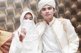 Hal itu diketahui melalui unggahan foto yang dibagikan sementara itu, ustad arifin memang mempunyai panggilan nama tersendiri untuk ketiga istrinya. Pengantin Baru Putra Ustad Arifin Ilham Dan Istri Ternyata Cekcok Soal Ini