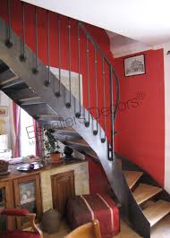 La sécurité est vitale pour le choix de l'escalier. Photo Dt98 Option De Depart Sur Escalier Interieur Balance Metal Et Bois Style Bistrot Pour Une Decoration Retro Escaliers Decors