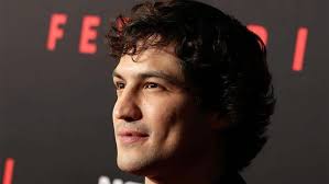 Gabriel Leone fez aulas de dança para interpretar piloto de F1 em "Ferrari" 