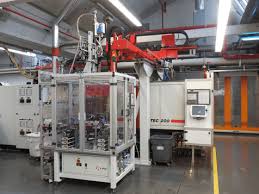 반도체 몰딩 장비 내부의 금형(Mold Chase)이 열려있고, 로봇 팔이 몰딩이 완료된 스트립(Strip)을 꺼내는 자동화 공정 모습