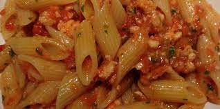 In una padella rosolate lo spicchio d'aglio, con l'olio, aggiungete i pomodorini, tagliati a metà, insaporire. Pennette Al Ragu Di Pescatrice Mimi E Coco