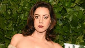 Aubrey Plaza Pays Tribute To Jeff Baena In First Appearance